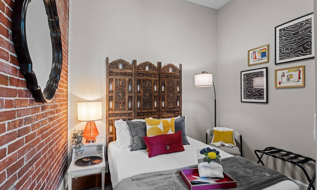 Olde Town Augusta Apartment | 1 bedroom, 1 bathroom suite in Downtown Augusta. The sleeping arrangements for this unit are a full bed with couch in living room.