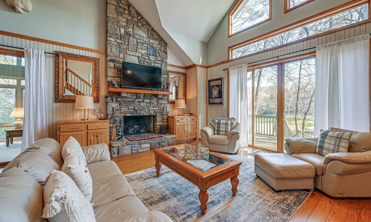 Lake Toxaway House | < 1 Mi to Marina: ‘Ford Mountain Retreat’ w/Deck