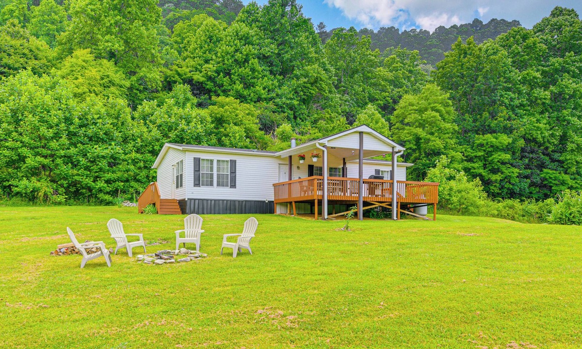 Hot Springs House | 12 Mi to Hot Springs! Home w/Pet-Friendly Yard
