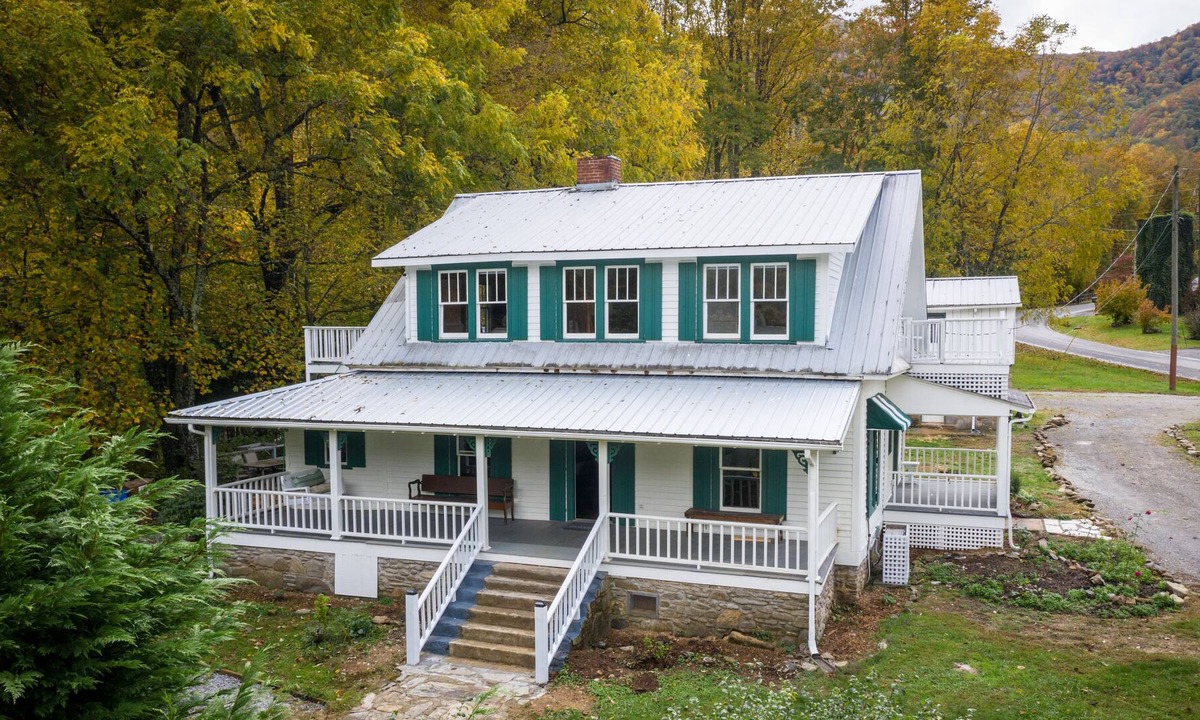 Maggie Valley House | 1912* History with 2023 Technology. A Unique Alternative to Cabins. 2nd Pet Free