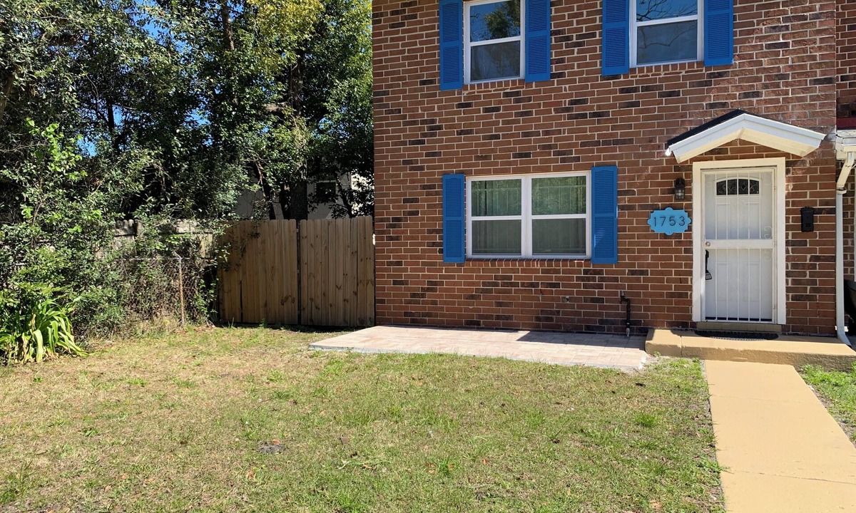 Urban Core House | 2-bedroom townhome in wonderful Jacksonville with cool AC