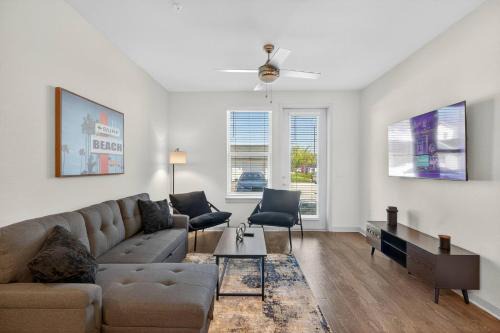 Arlington Apartment | 2 BR Apt |King Bed |Pool |Gym| Clse 2 Beach/Mayo