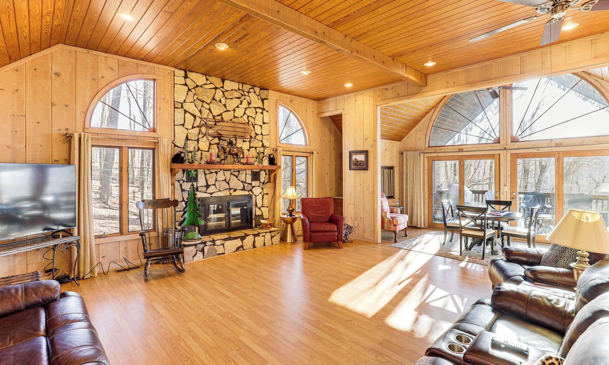 Wolf Laurel House | 2 Mi to Slopes! Spacious Ski Getaway w/Mtn Views