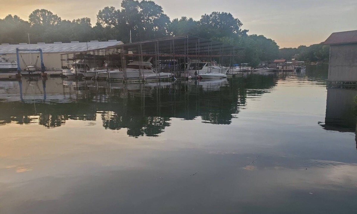 Muscle Shoals Apartment | #2 PET FRIENDLY! PONTOON/KAYAKS AVAILABLE! STUDIO CONDO CLOSE TO TOWN & MARINA!