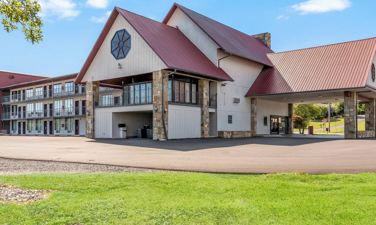 Dandridge Hotel | 2 Rooms with 2 Queen Beds Ideal for Exploring Great Smoky Mountain Nature