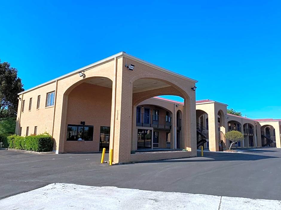 Newnan Hotel | 2-Star Hotel ∙ Days Inn by Wyndham Newnan