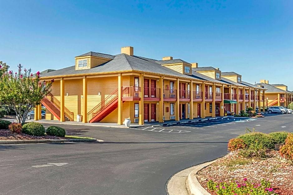 Bessemer Hotel | 2-Star Hotel ∙ Quality Inn Bessemer I-20 exit 108