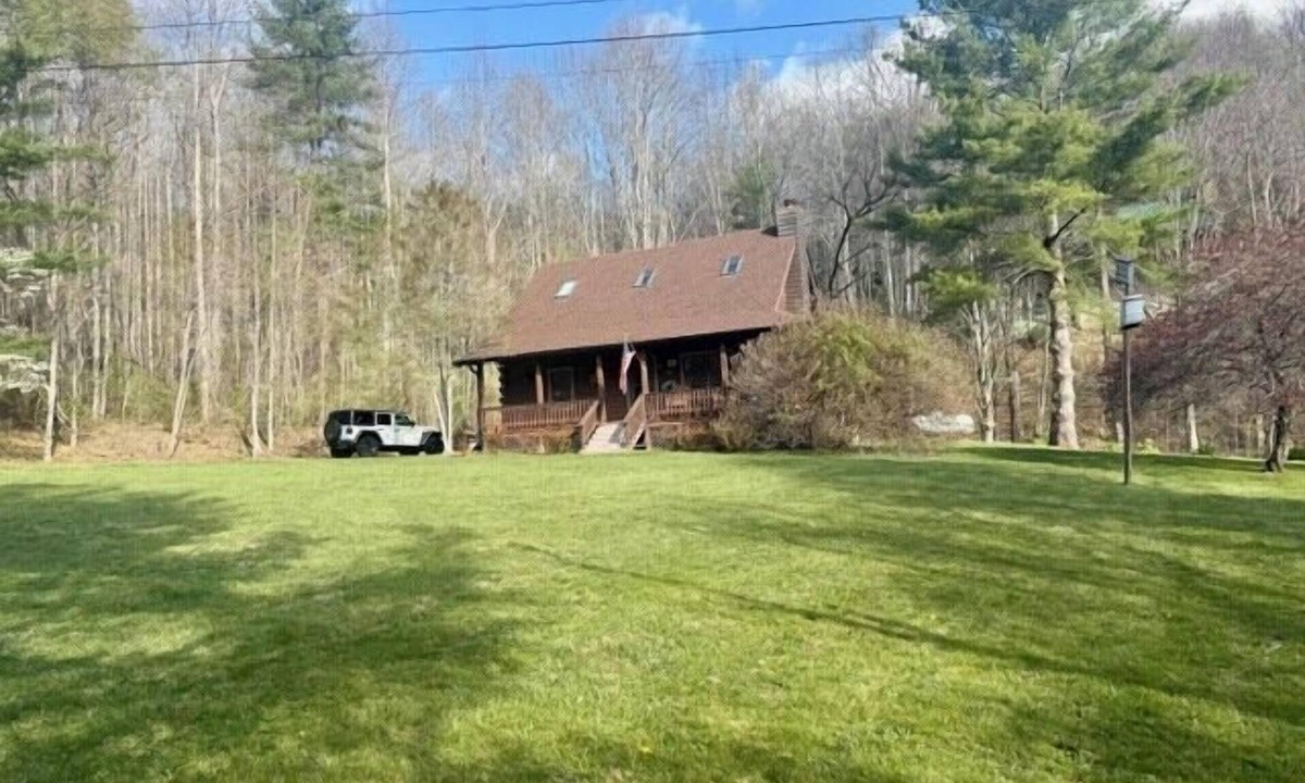 Hemphill Heights Cabin | 2BD 2BA Cozy Log Cabin, Easy Paved Access, View, Gas Log, Hot Tub, Wifi Pond