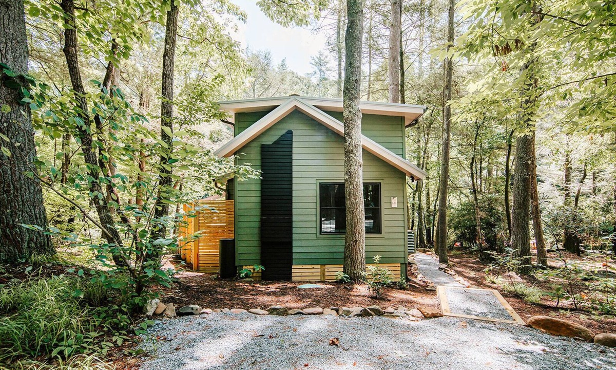 Rivers Edge Cabin | 2BR Riverside Escape | Hot Tub · Fire Pit · Loft