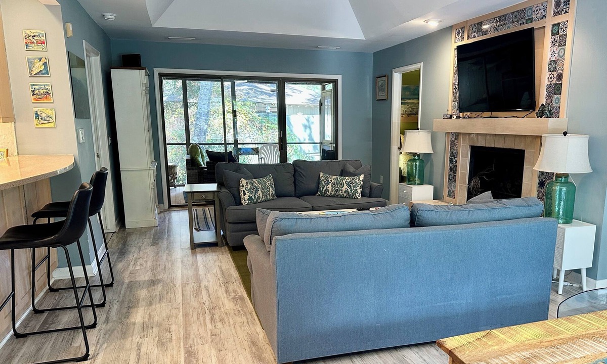 West Beach Cottage | 3 Bedroom/3 Bathroom Sparrow Pond Cottage, Close to Beach
