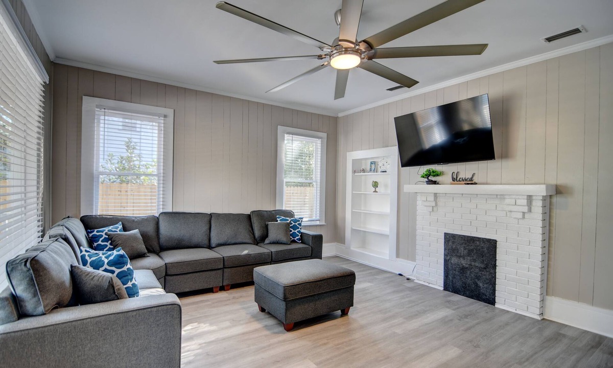 Valdosta House | 3-bedroom house in beautiful Valdosta with cool AC breeze