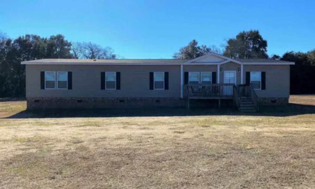 South Carolina Lakes & Blackwater Rivers House | 3-bedroom house in enjoyable Swansea with AC. Long term rental