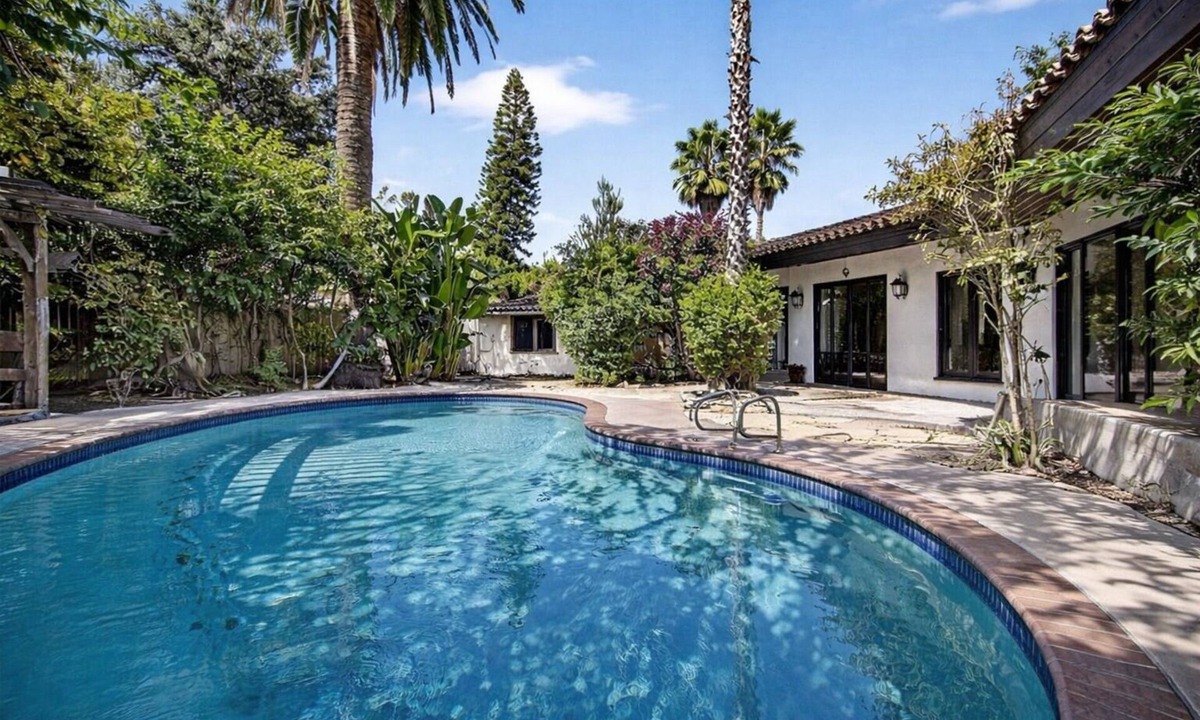 Van Nuys House | 3-bedroom house in fantastic Los Angeles with AC and comfort share swimming pool