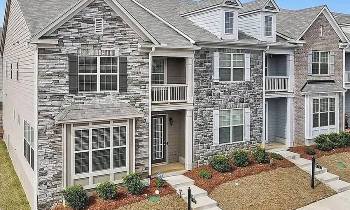Fairburn House | 3-bedroom Modern Townhome just outside Atlanta