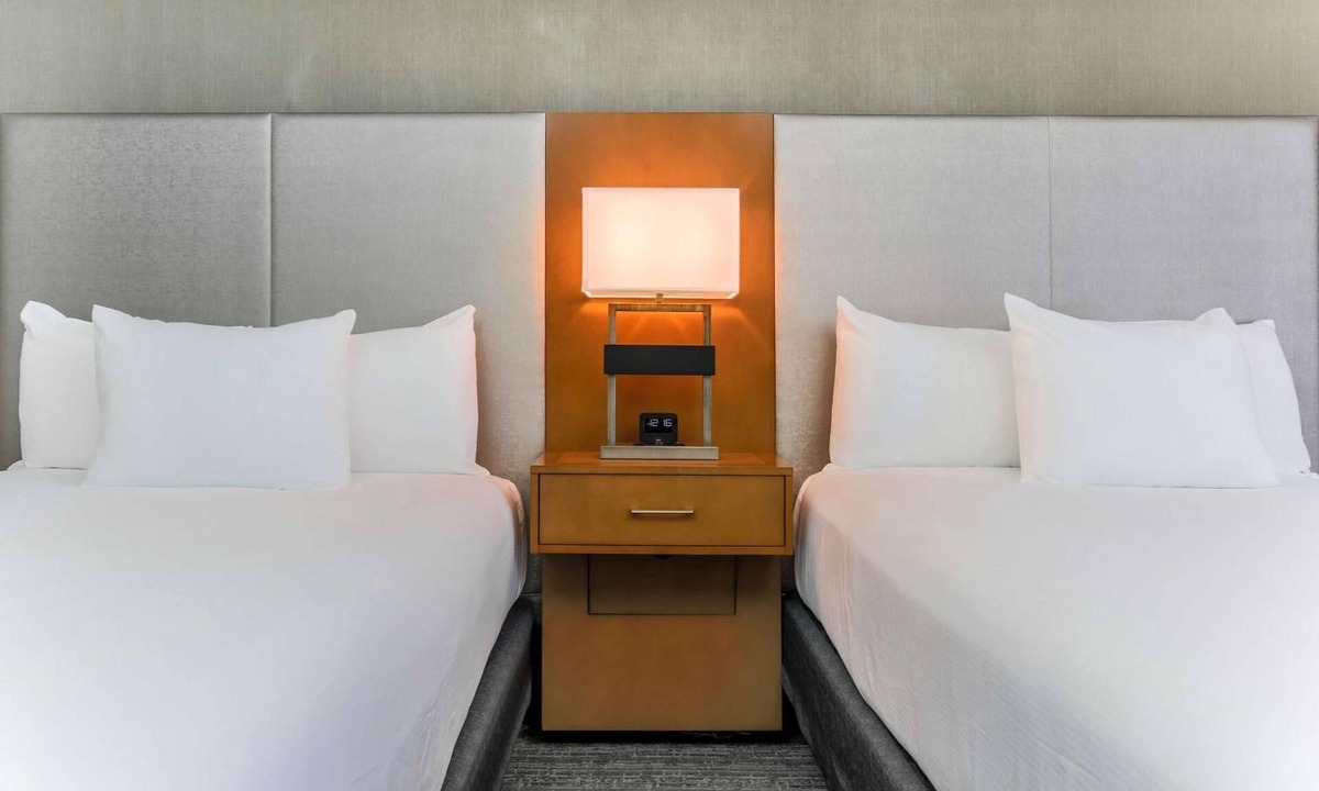 East Point Hotel | 3 Units | Prime Airport Location | Seasonal Pool |Atlanta City Center -7mi