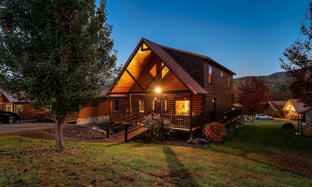 White Oak Lodge Cabin | 3bedroom 2bath cabin.Easy in winter, no steep hills.15 min to Gatlinburg strip.