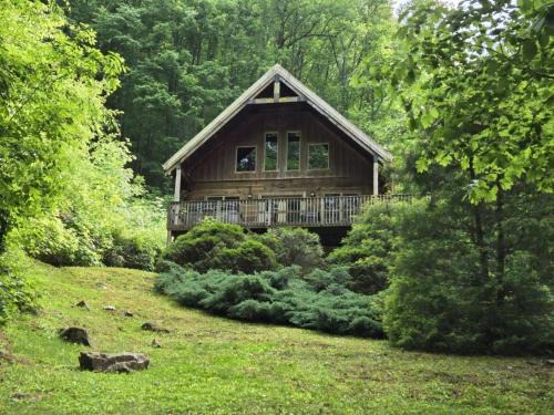 Marshall Ski Chalet | 3Br Chalet With Hot Tub & Trout Stream