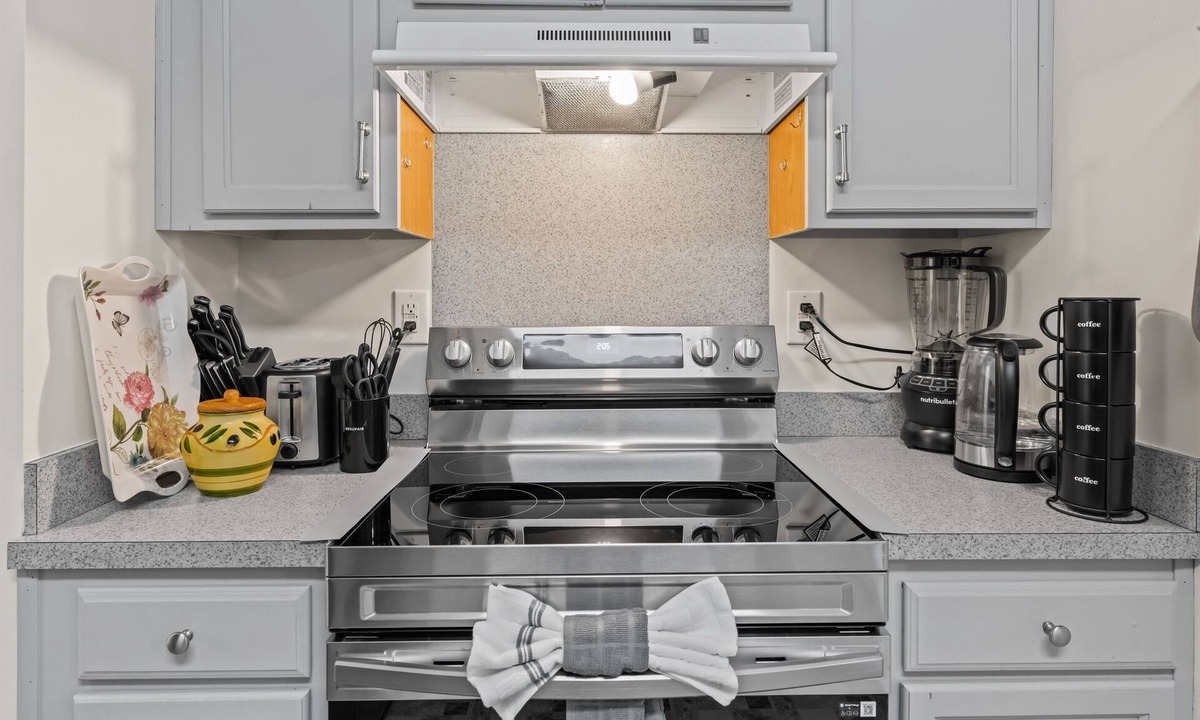 Paw Creek House | 3BR Home Near Airport Fully Stocked