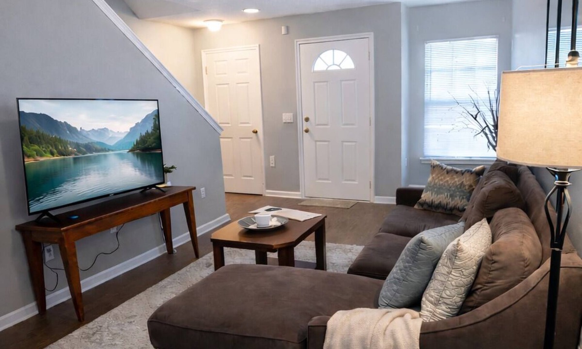 Westside House | 3BR Near NAS JAX- Monthly Stays- Welcome Quiet Work-Ready w/Parking