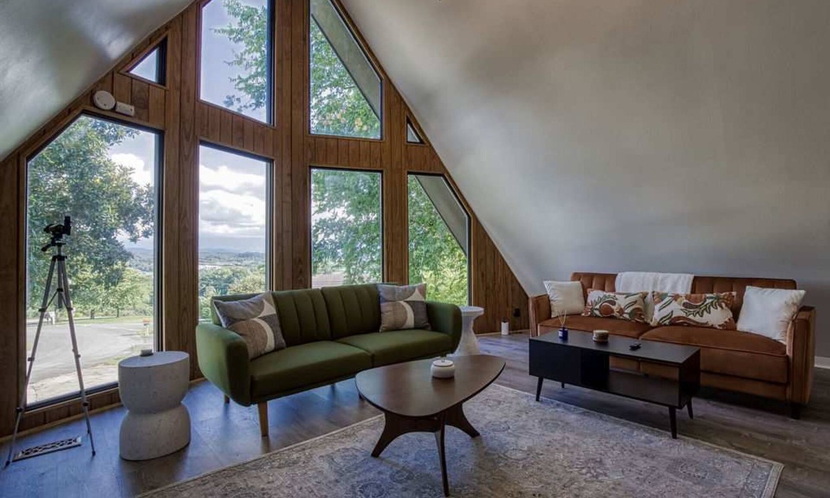 Kodak House | 4BR 3BA Cabin w Games Hot Tub Near Smoky Mtns