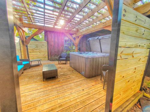 Gatlinburg House | 4BR Family Lodge in Gatlinburg with Hot Tub