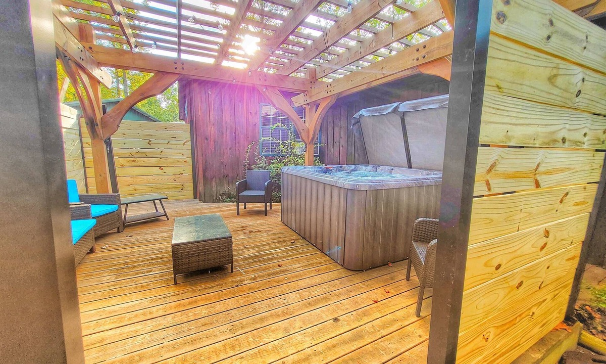 Gatlinburg House | 4BR Family Lodge in Gatlinburg with Hot Tub