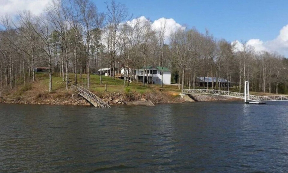 Trimble House | 5 BR Retreat on Beautiful Smith Lake & Close to I-65