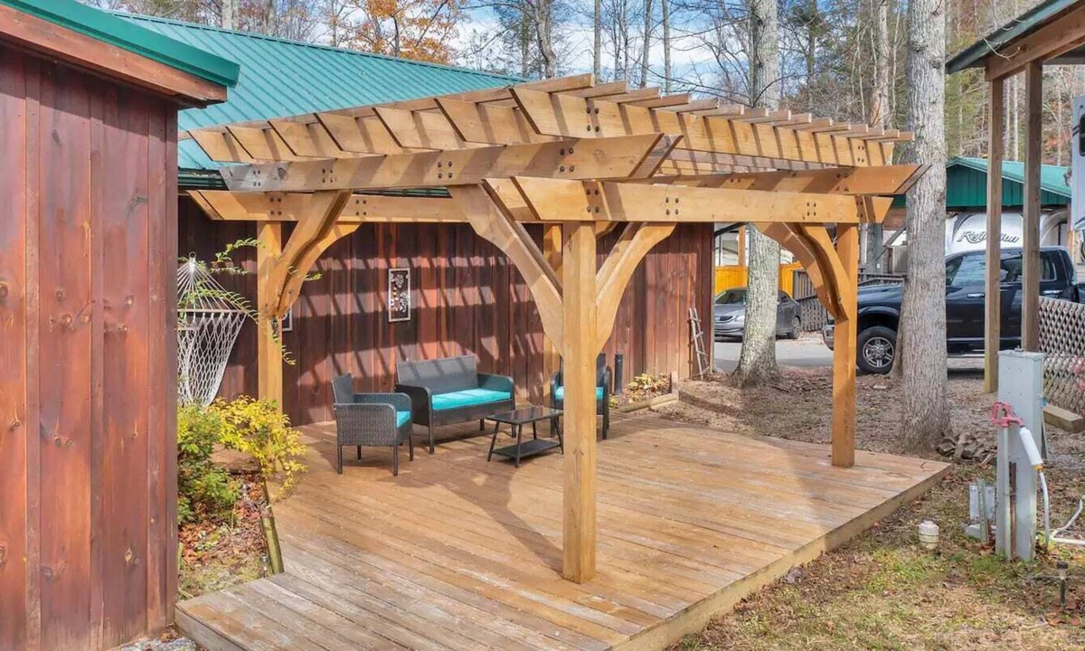 Gatlinburg House | 5BR Lodge in Gatlinburg with Hot Tub