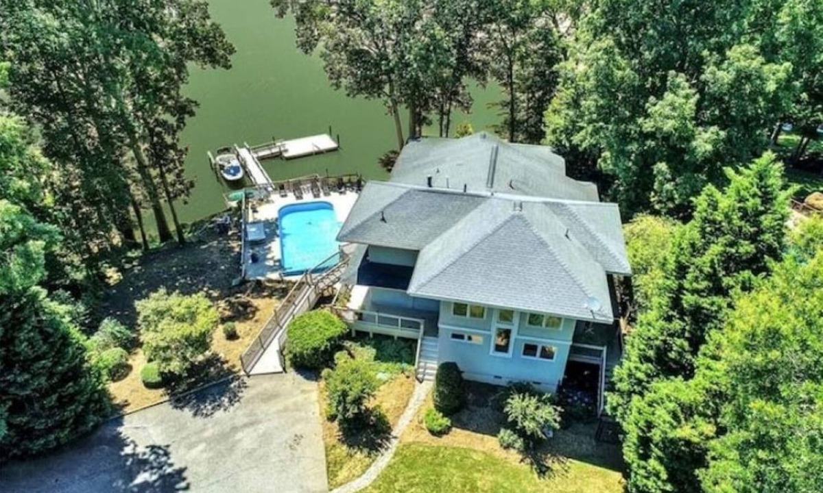 Belmont House | 7 Bedroom Updated Lake House Close to Charlotte