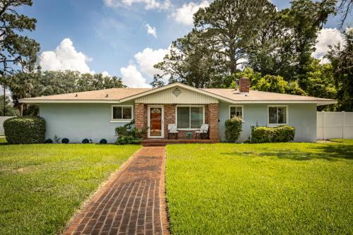 Brunswick House | 7 Mi to St Simons Island! Modern Group Getaway