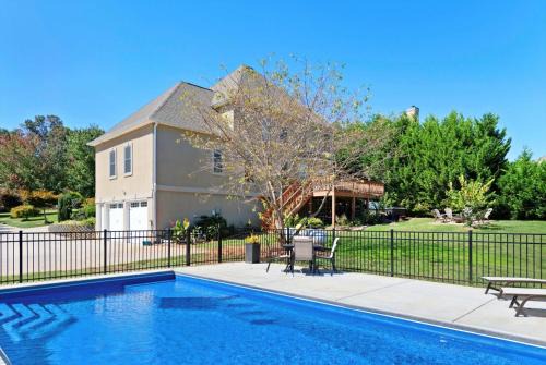 Asheville House | 8-minutes to Downtown Asheville! Private Pool and Hot Tub | 4 Bathrooms En-suite
