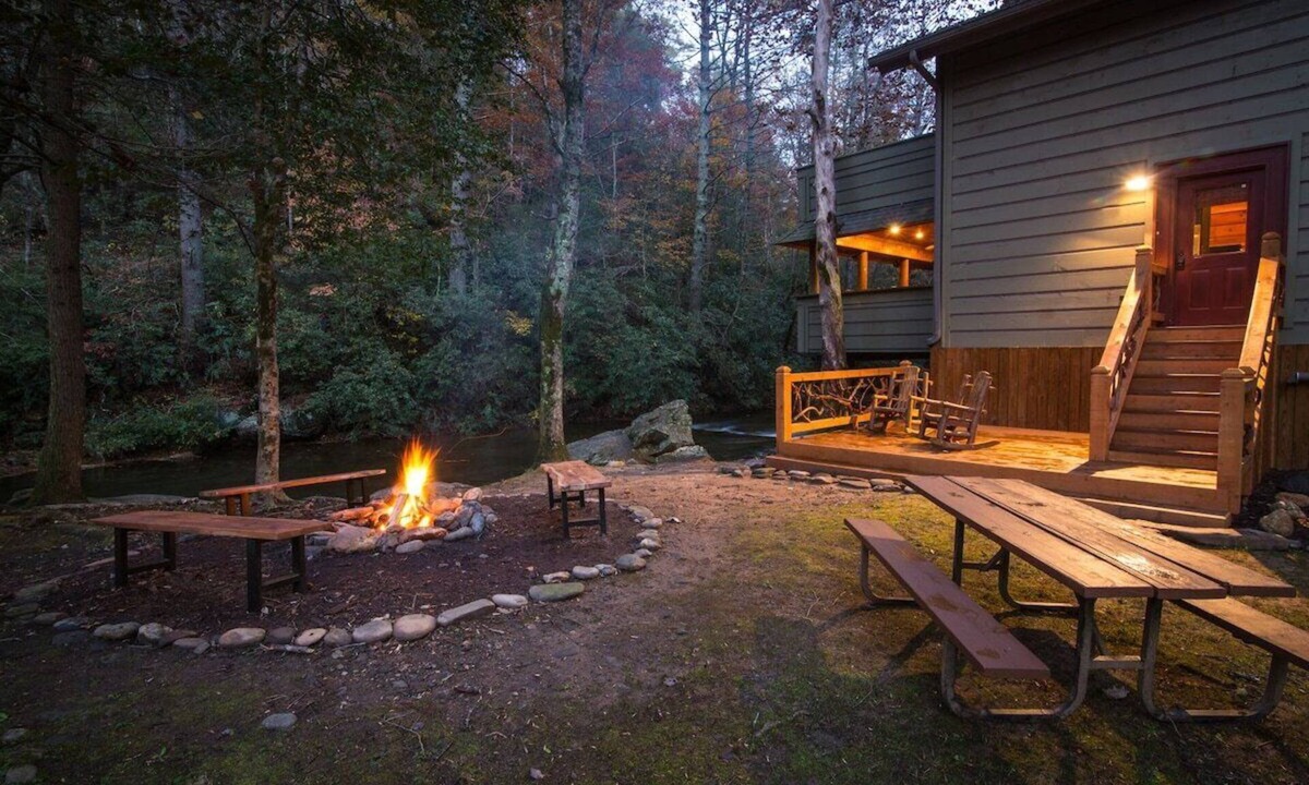 Helen Cabin | A River Runs Thru It | 3BR Riverfront| in Helen
