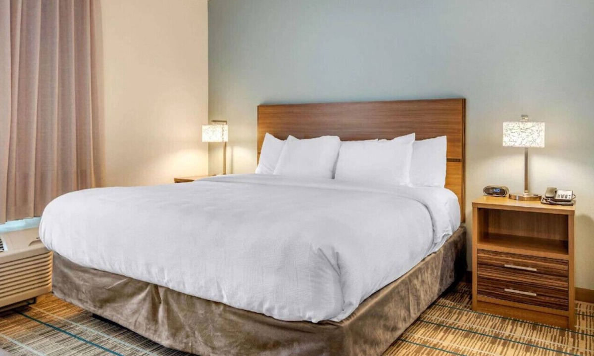 Newnan House | A Tranquil Haven for Couples close to Park!