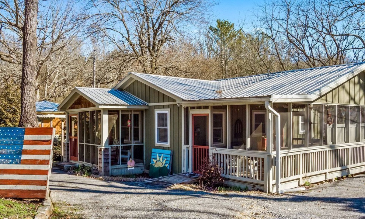 Mentone Cottage | Adorable Cottage with Fire Pit, Yard and Jacuzzi in Mentone, Alabama