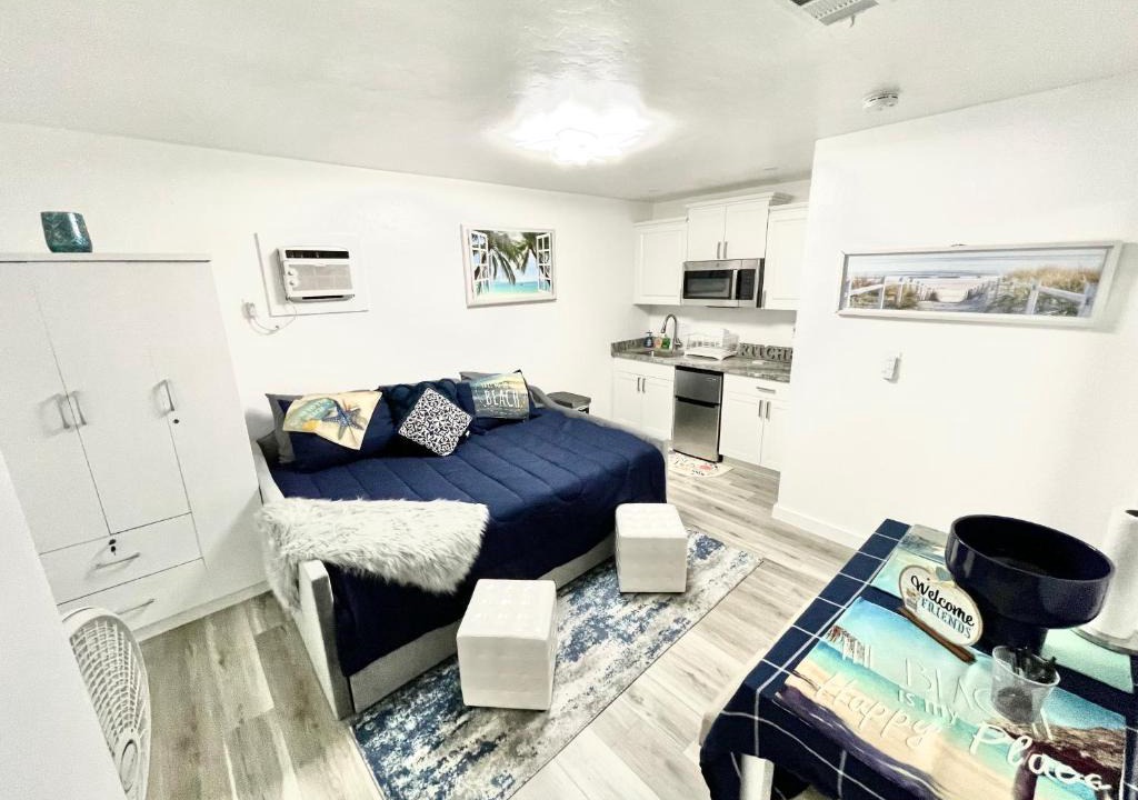 Caloosahatchee Apartment | Adorable studio in downtown Cape Coral near beach!