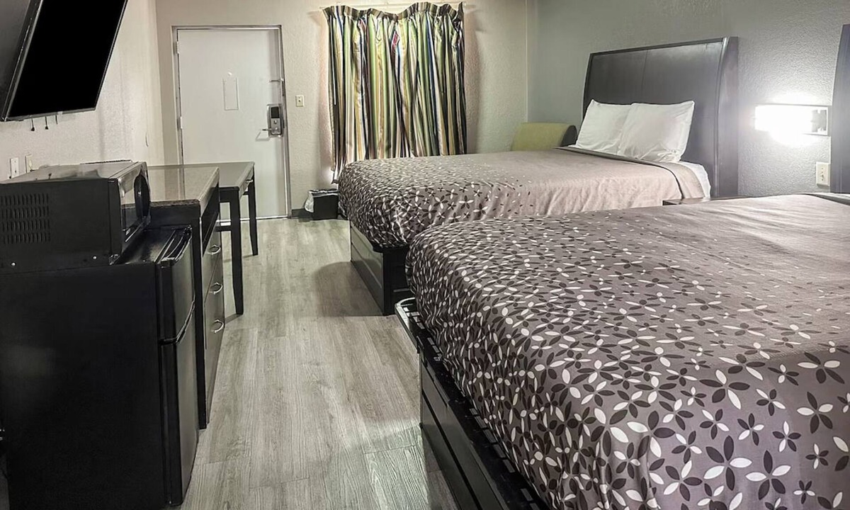 Guntersville Hotel | Affordable Retreat Near Lake Guntersville State Park for Hiking - 4 Units!