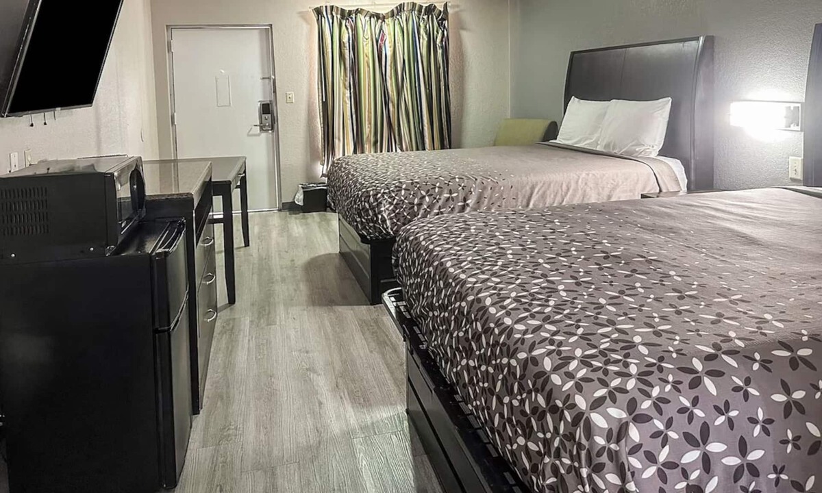 Guntersville Hotel | Affordable Retreat Near Lake Guntersville State Park for Hiking - 4 Units!