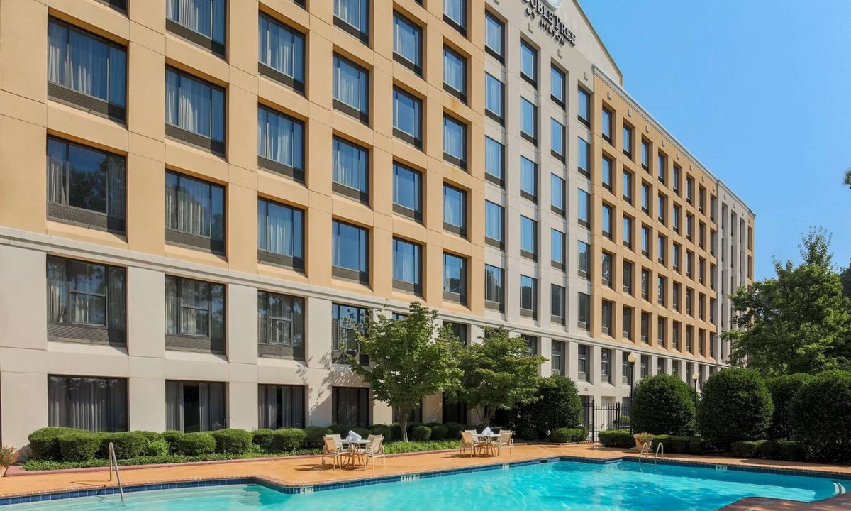 East Point Hotel | Airport Proximity Made Easy – Room w/Seasonal Pool Access + Free Shuttle