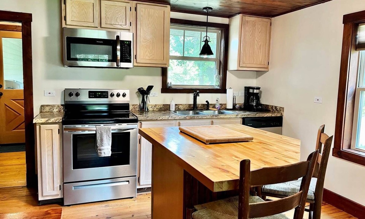 Alexander House | Alexander Haus Main @Camp Driftwood-Stay on River!