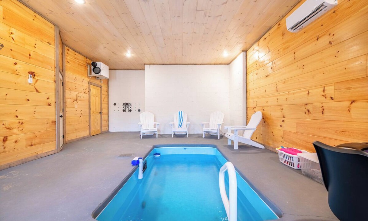 Sevierville Cabin | *Amazing 3BD Pool Cabin | Hot Tub + Games*