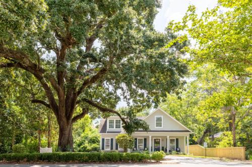 Ocean Springs House | Artsy Downtown Retreat with Hot Tub