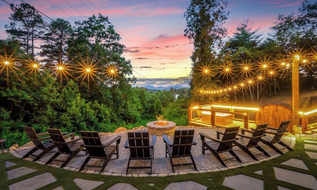 Leicester House | Asheville Escape | Hot Tub + Movie Nights + Sauna