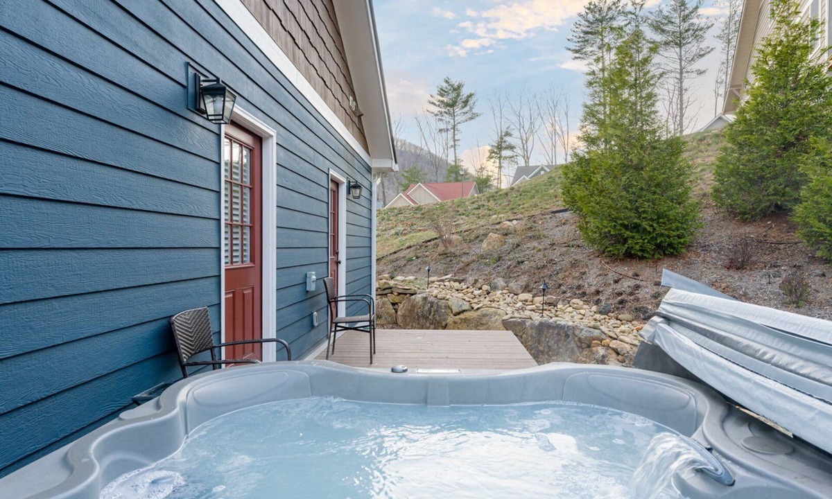 Fairview House | Asheville Getaway | Hot Tub | 2BR/2BA | 15 Min to Biltmore & Downtown Asheville