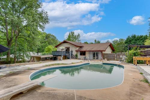 Douglasville House | Atlanta Area Vacation Home with Yard!