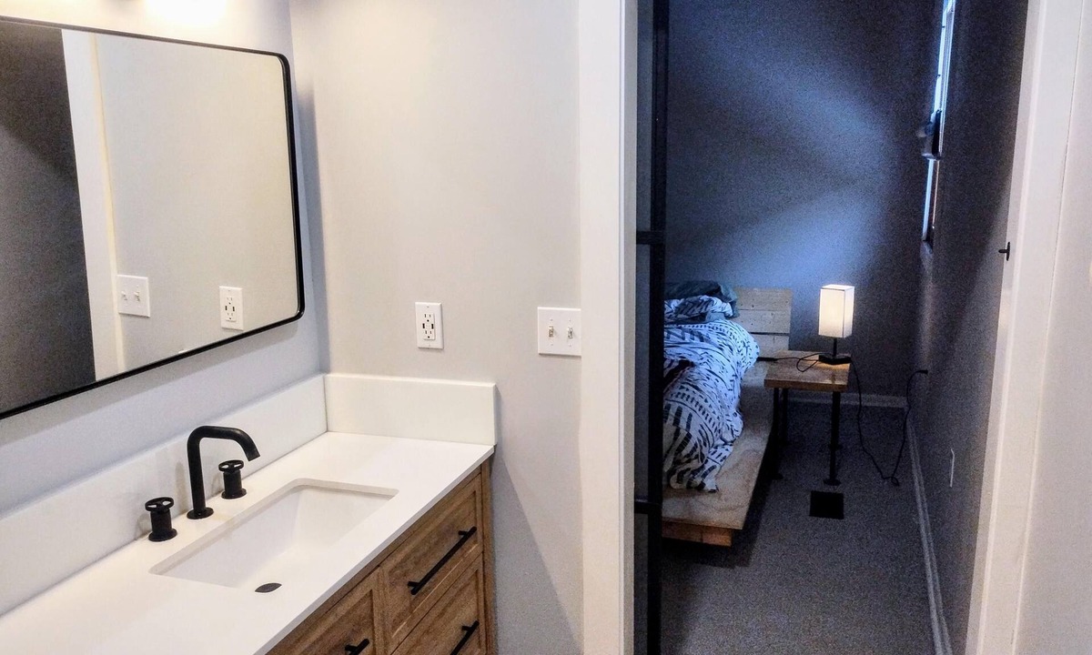 West End Apartment | Atlanta’s West End's Best: Full Chef's Kitchen, Classic Porch. Subway Bathtub