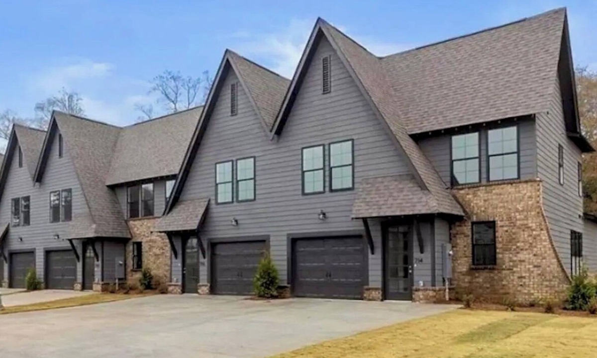 Auburn House | Aubie’s Favorite Place near Campus and Tiger Town with 2 King & 2 Queen beds