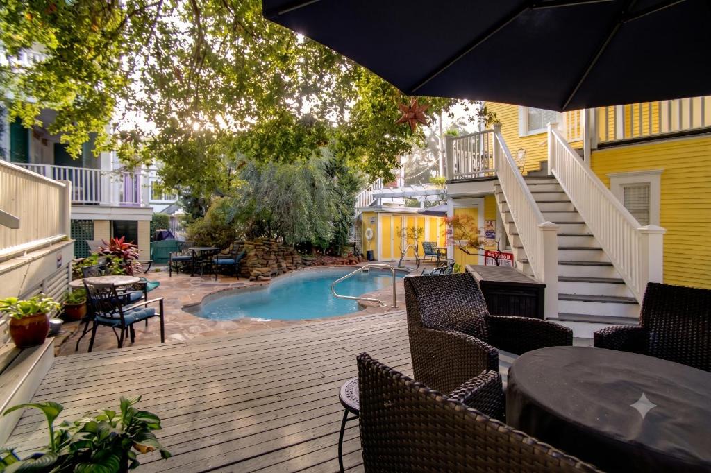 Historic Downtown Savannah Bed & Breakfast | Azalea Inn and Villas