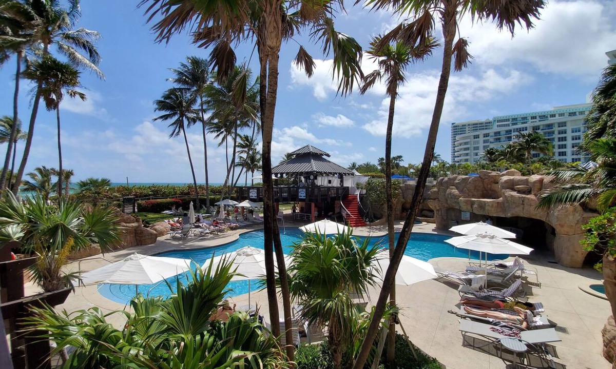 Mid Beach Apartment | Bachelorette Dream Pad for Large Groups & Amazing Views