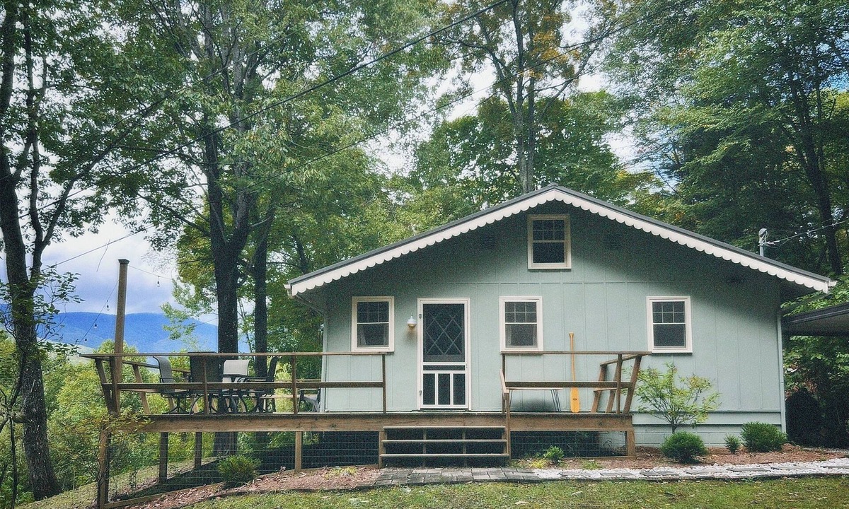 Balsam Cabin | Balsam Station - A Cozy 70s-era Mountain House in WNC