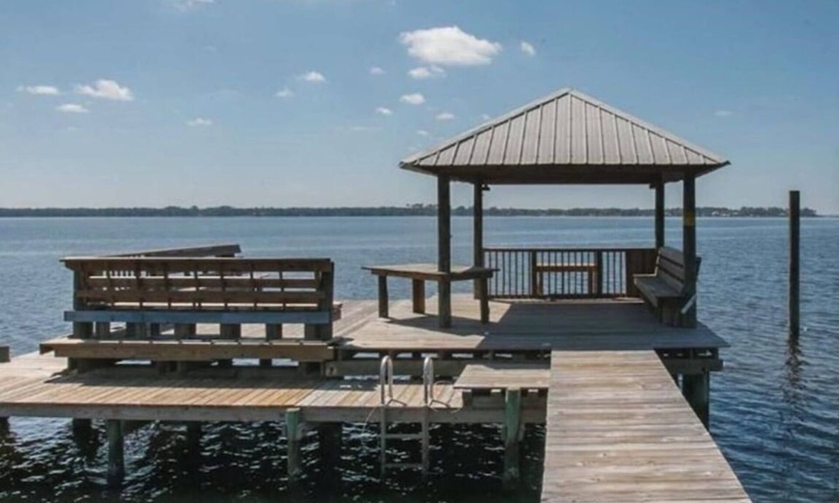 Lillian House | Bay House, Pier, Gulf Access Pet Friendly 3 Bedrooms & enclosed sunroom sleep 12